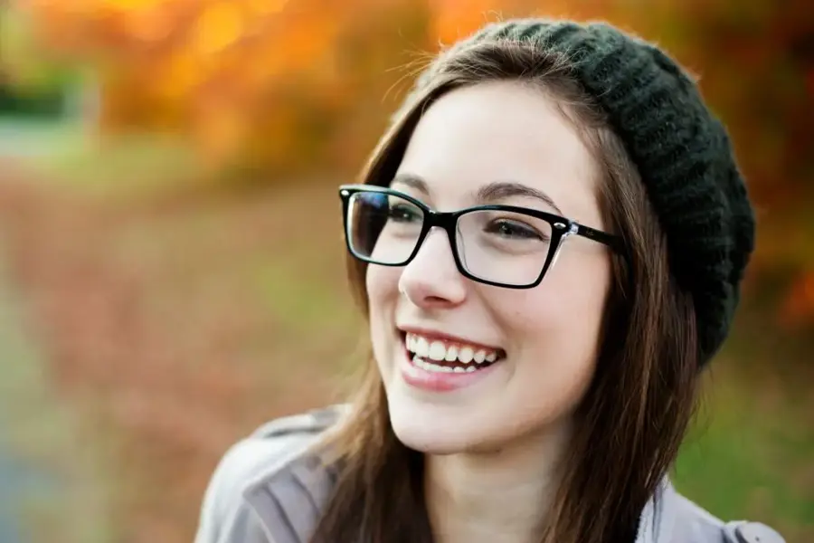 Portrait Junge Frau Brille Shutterstock 118972231 Kl